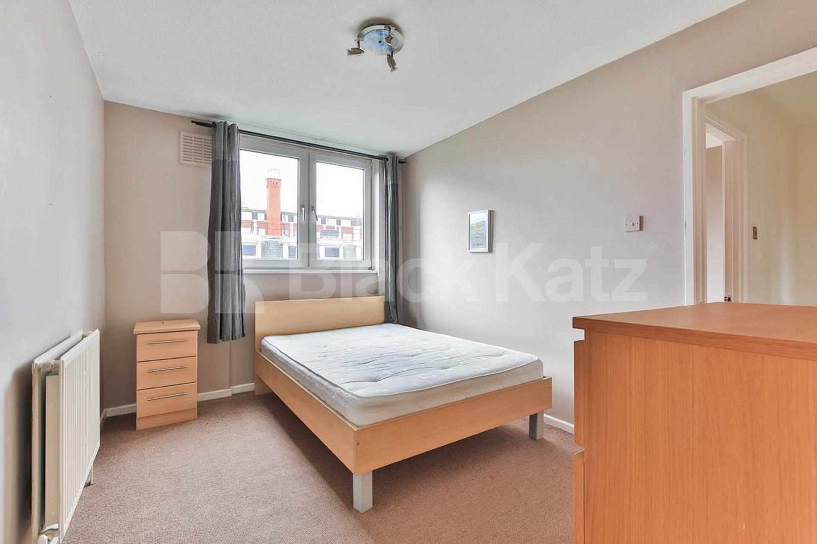 Spacious 3 bedroom property split over 2 floors minutes to Old Street Ironmonger Row , Old Street - Shoreditch